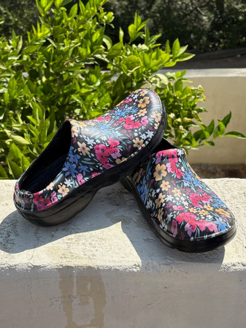 Totes "Bailey Garden" lightweight floral clogs - size 11